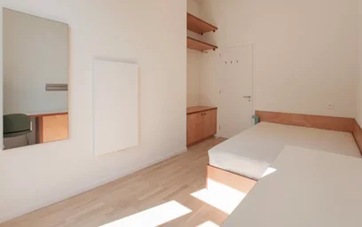 Quarto iluminado em {area}