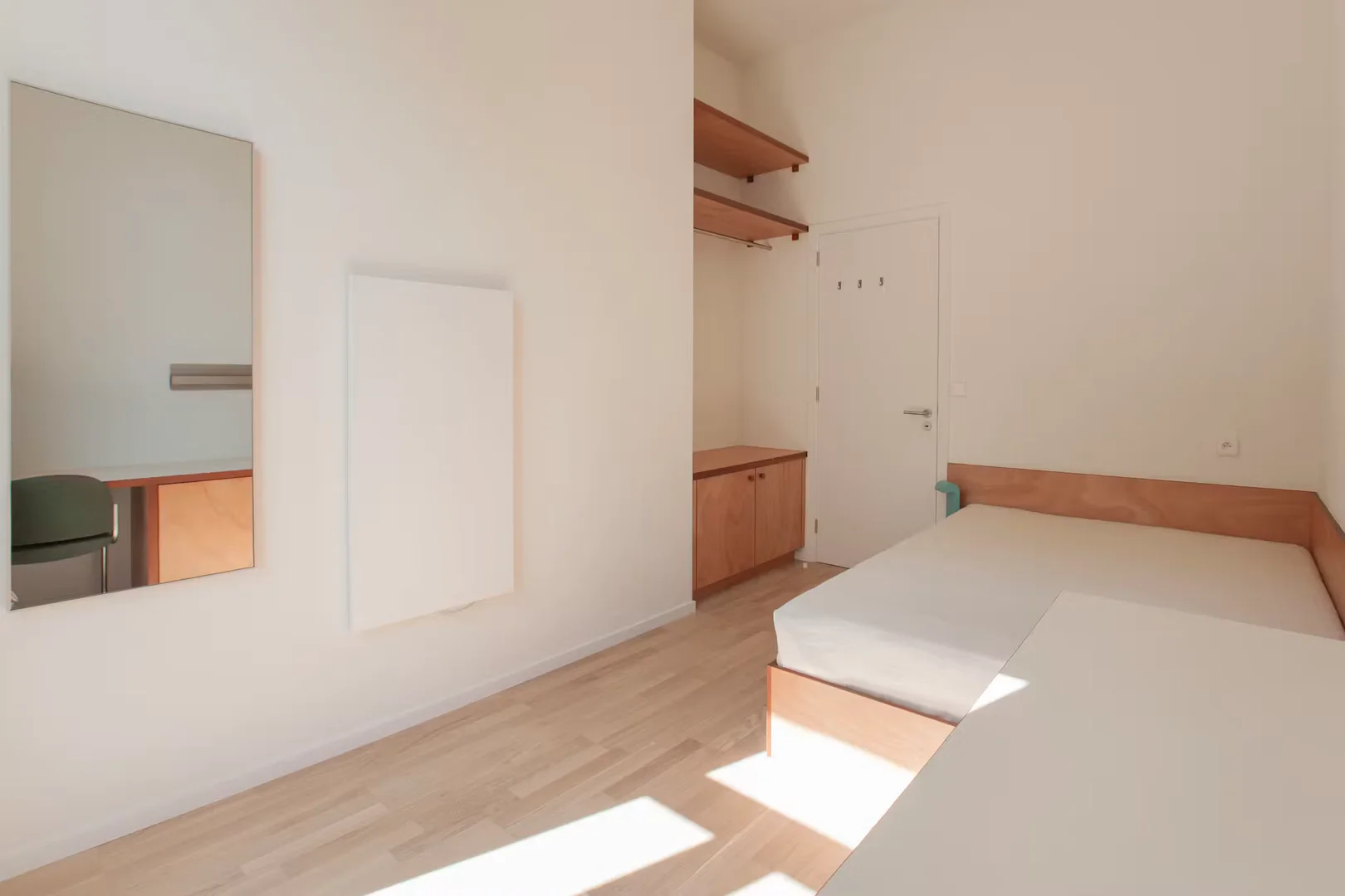 Quarto acessível para estudantes com iluminação ampla em