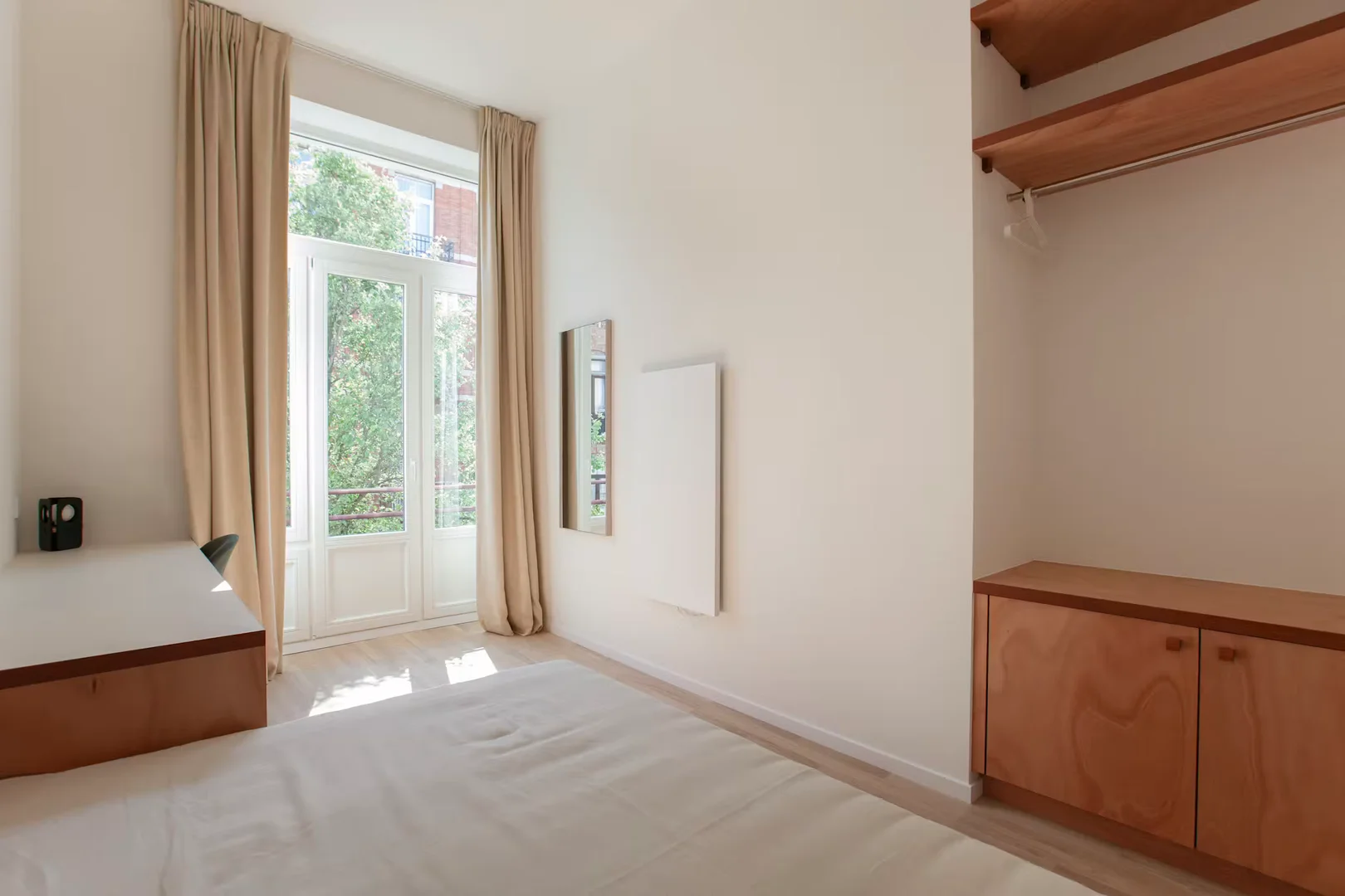 Quarto de estudante em com área de estudo e instalações partilhadas