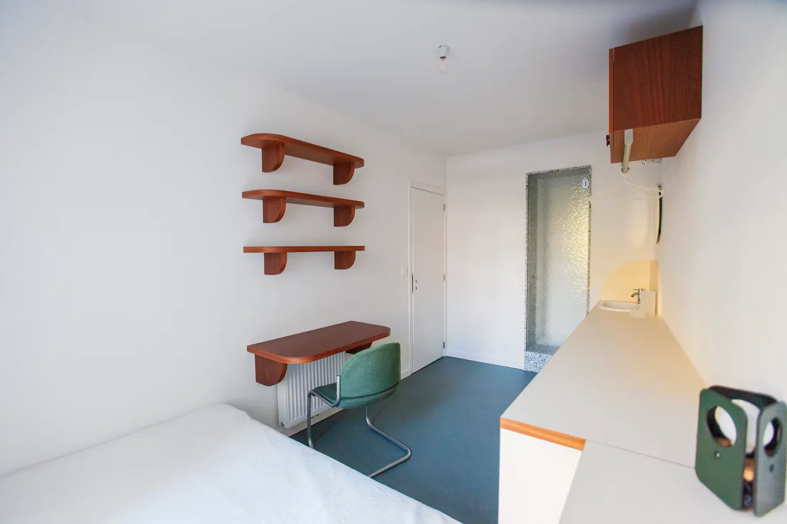 Quarto de estudante em  com área de estudo e instalações partilhadas