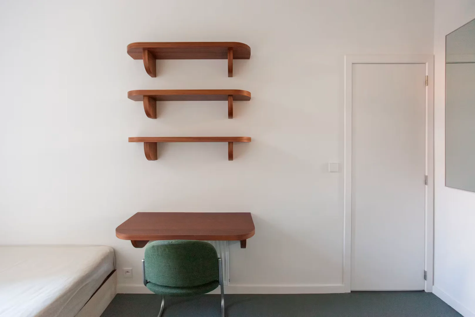Quarto de estudante em  com área de estudo e instalações partilhadas