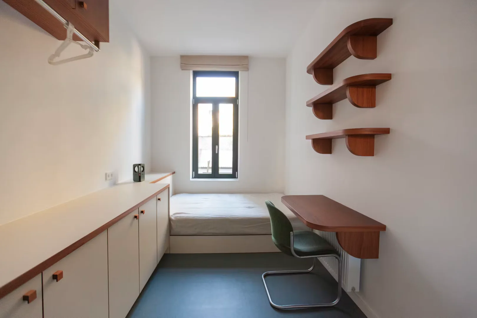 Quarto acessível para estudantes com iluminação ampla em 