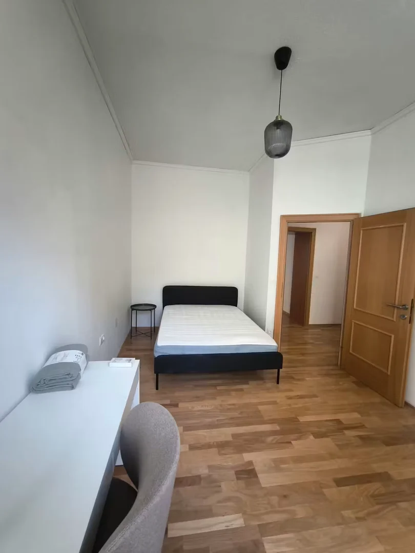Comfortable and spacious student room in 