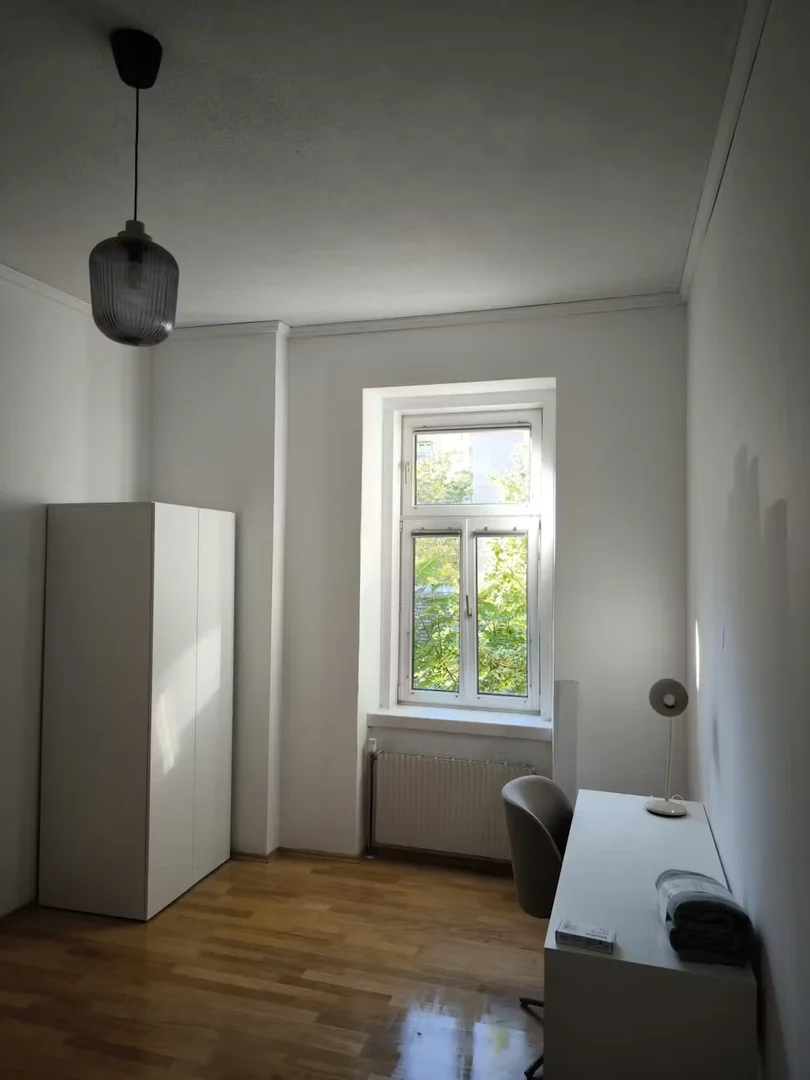 Bright and airy student room with easy university access in 
