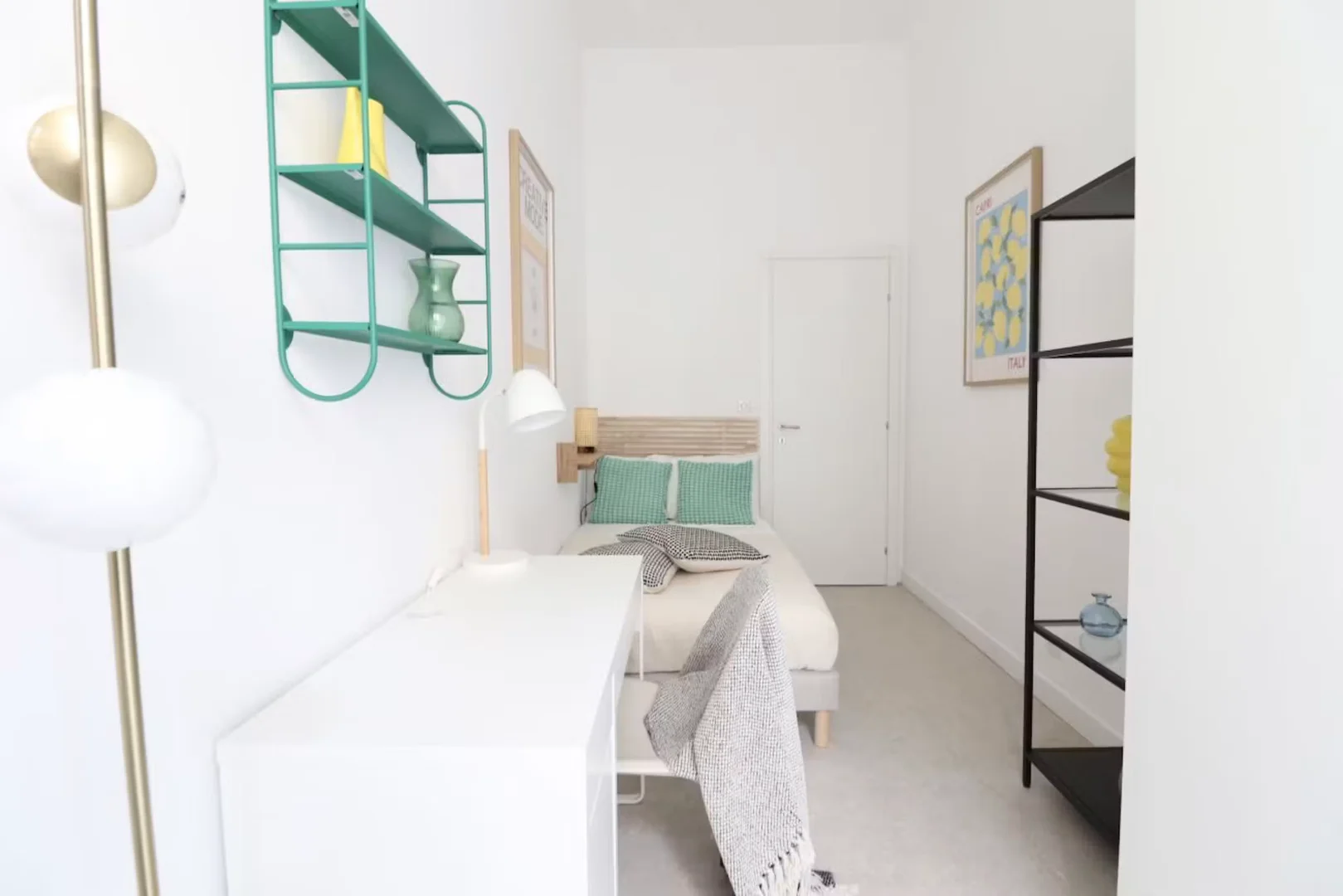 Habitación estudiantil luminosa y aireada con fácil acceso a la universidad en 