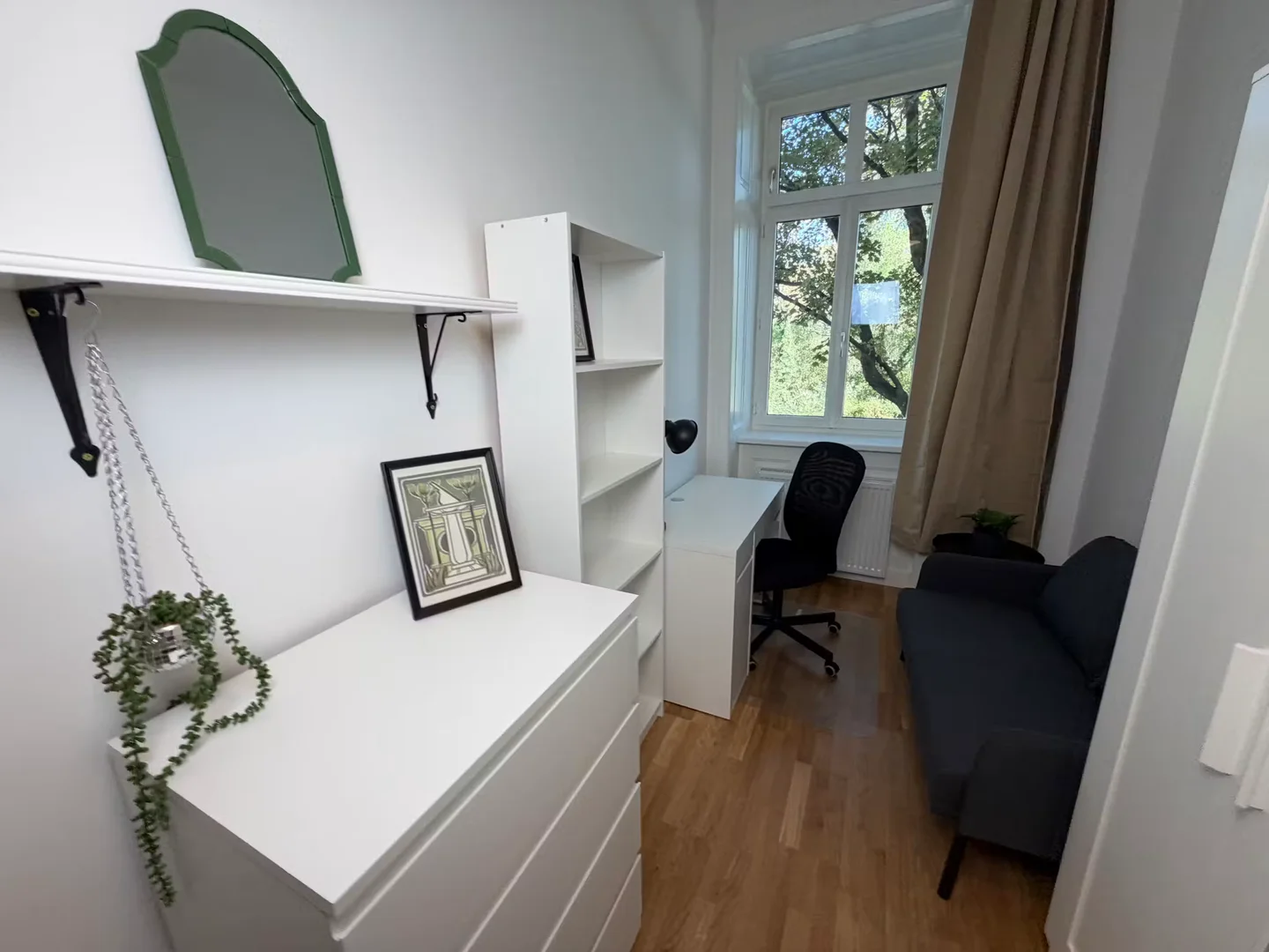 Chambre d'étudiant lumineuse et aérée avec accès facile à l'université dans