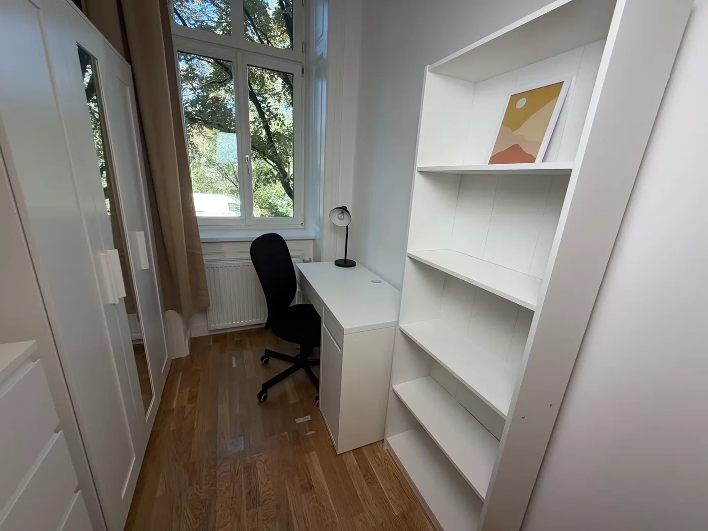 Chambre d'étudiant lumineuse et aérée avec accès facile à l'université dans