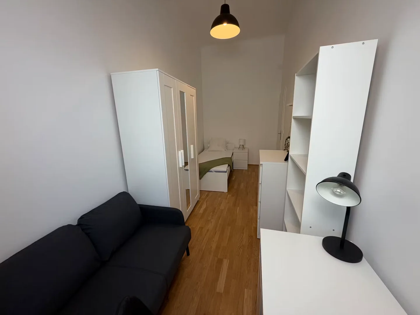 Chambre conviviale pour les étudiants dans avec des équipements modernes