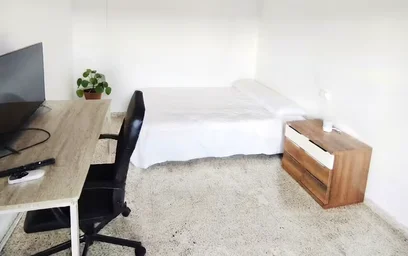 Private room at Carrer Clara Campoamor, Camí dels Magros, image 6 of 10