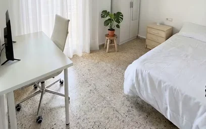 Private room at Carrer Clara Campoamor, Camí dels Magros, image 7 of 10