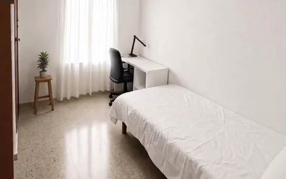 Private room at Carrer Clara Campoamor, Camí dels Magros, image 8 of 10