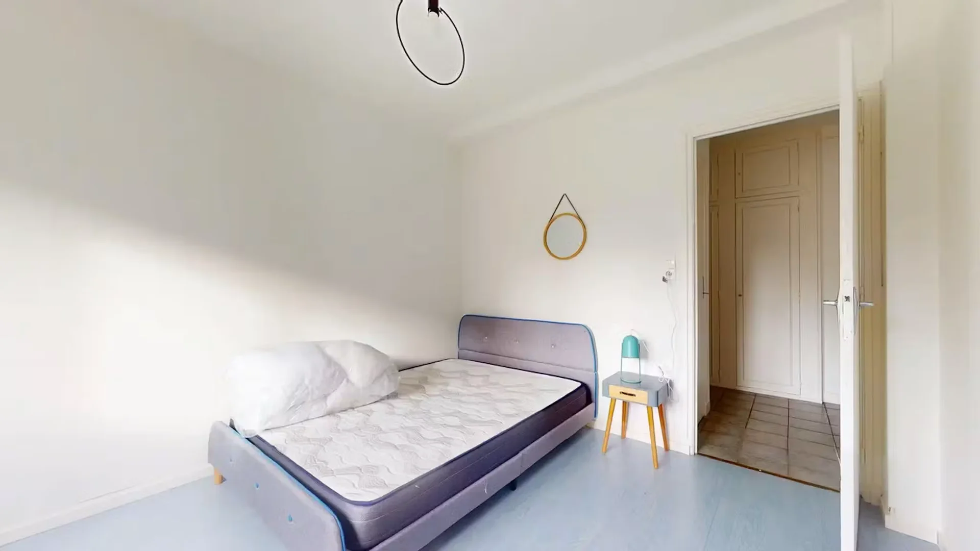 Chambre confortable pour étudiants disponible dans 