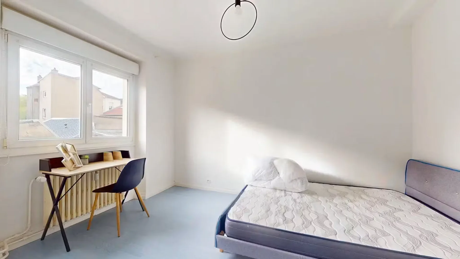 Chambre d'étudiant lumineuse et aérée avec accès facile à l'université dans 