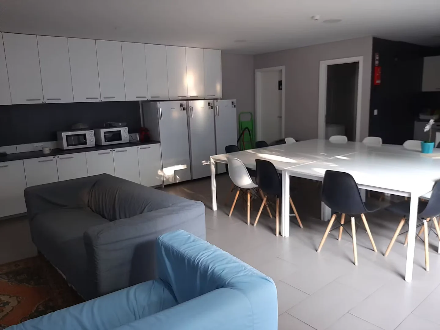 'de öğrenci dairesinde, tamamen mobilyalı kiralık oda