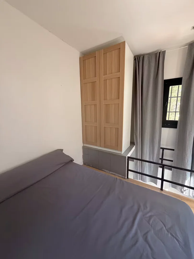 'de modern olanaklara sahip öğrenci dostu oda