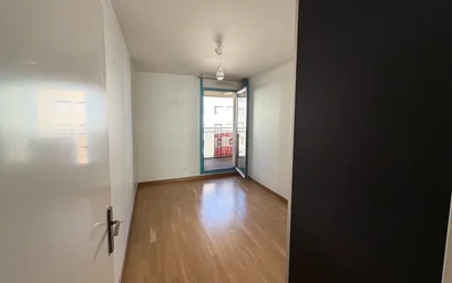 Bright private room in {area}