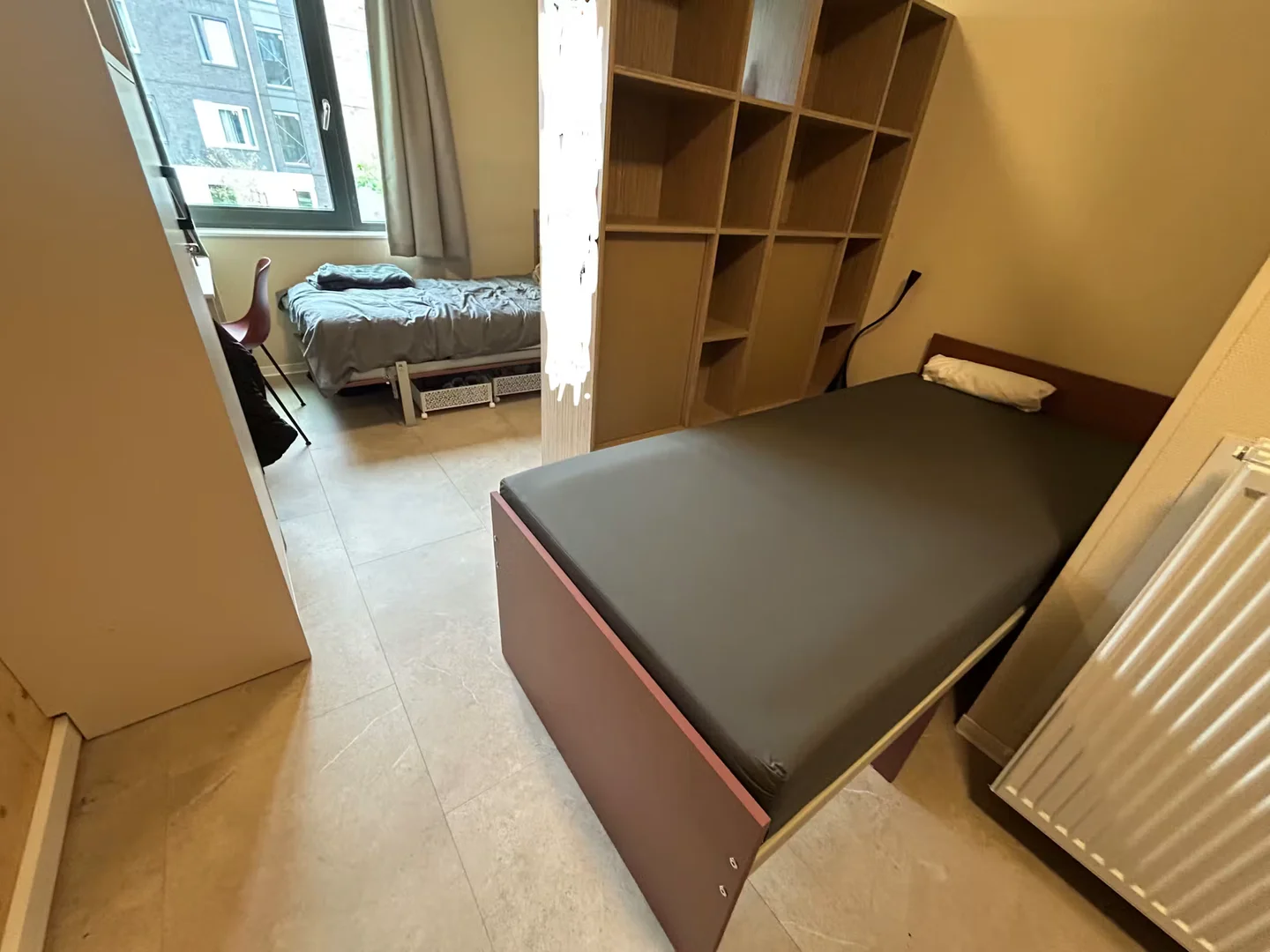 'da üniversiteye kolay erişime sahip aydınlık ve havadar öğrenci odası