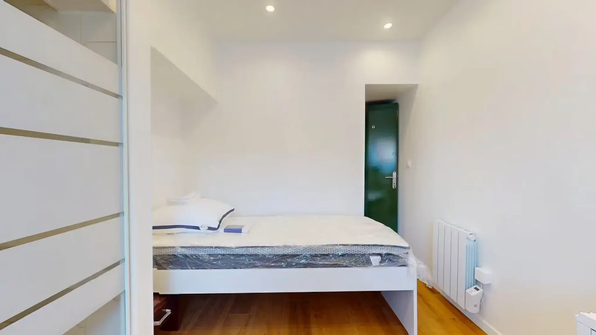 Chambre abordable pour les étudiants avec un bon éclairage dans