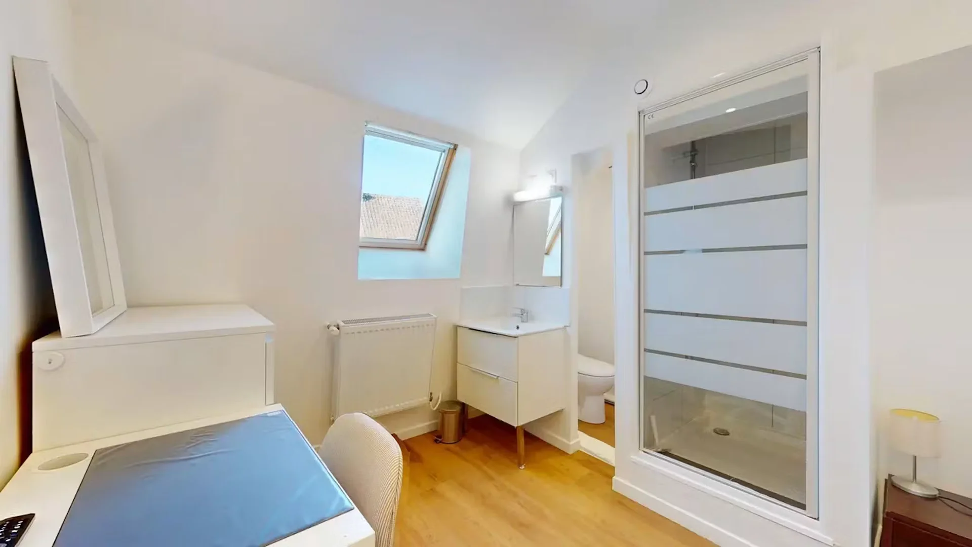 Chambre d'étudiant à avec espace d'étude et installations communes
