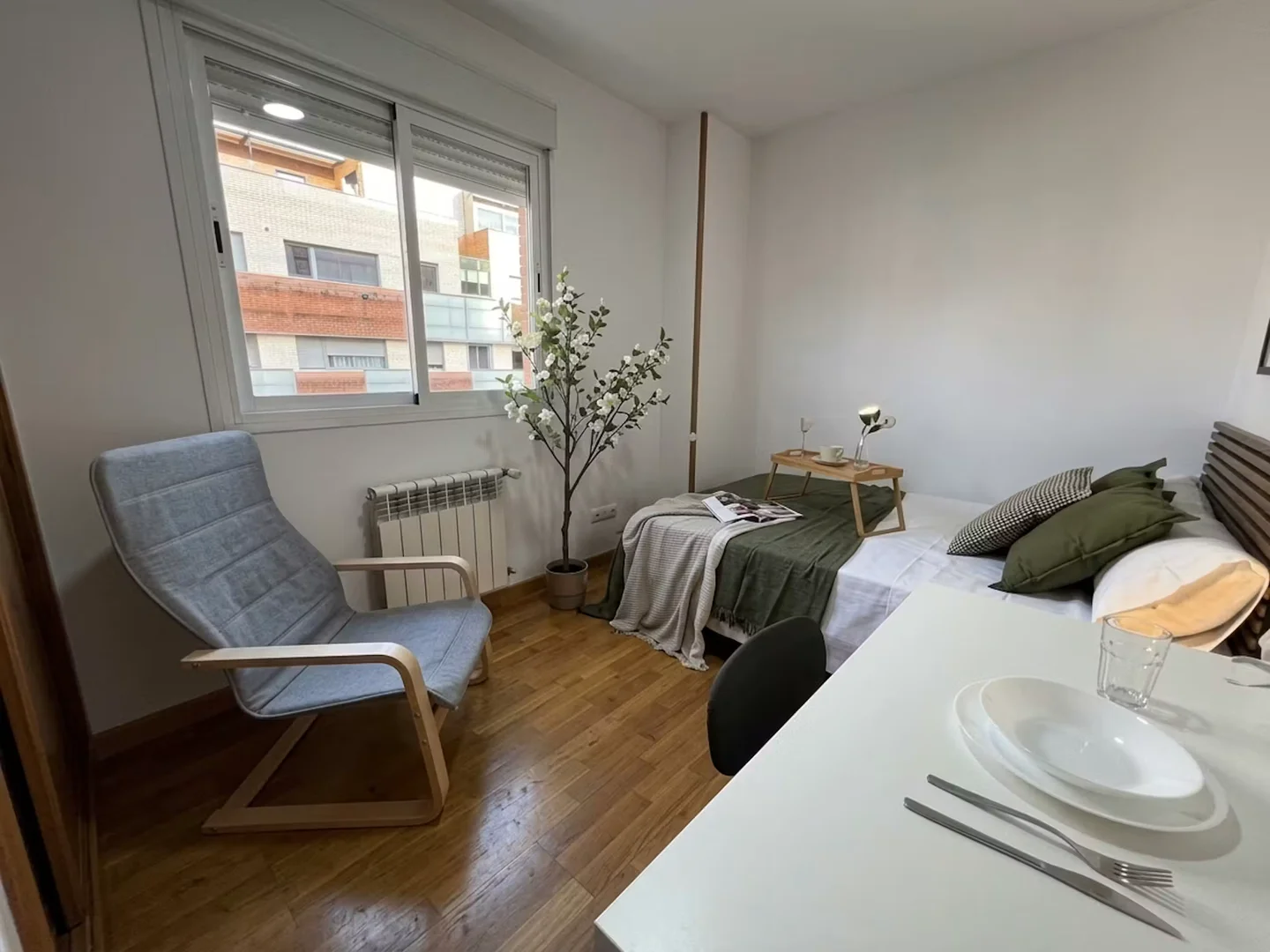 Quarto de estudante em com área de estudo e instalações partilhadas