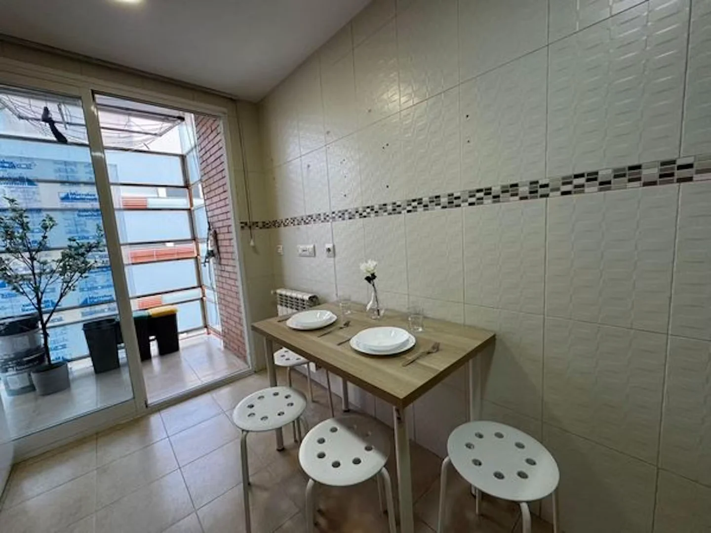 Quarto para alugar em apartamento de estudantes em , totalmente mobilado