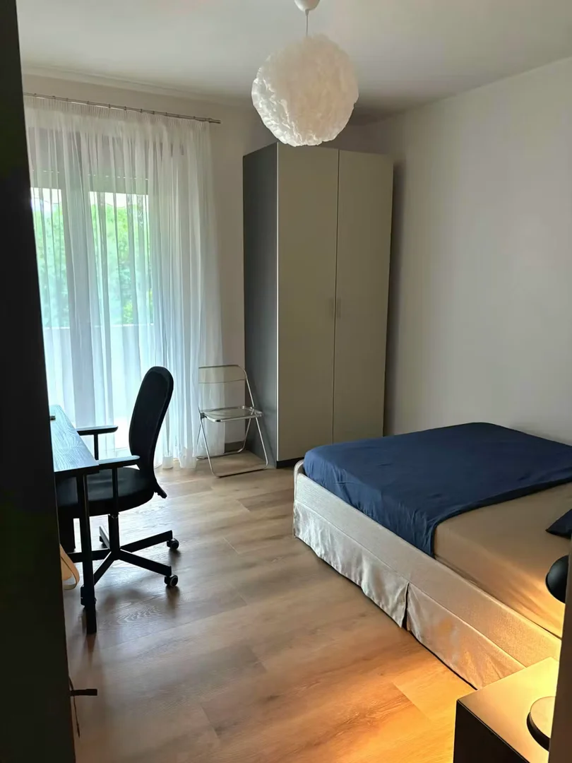 Bright and airy student room with easy university access in 
