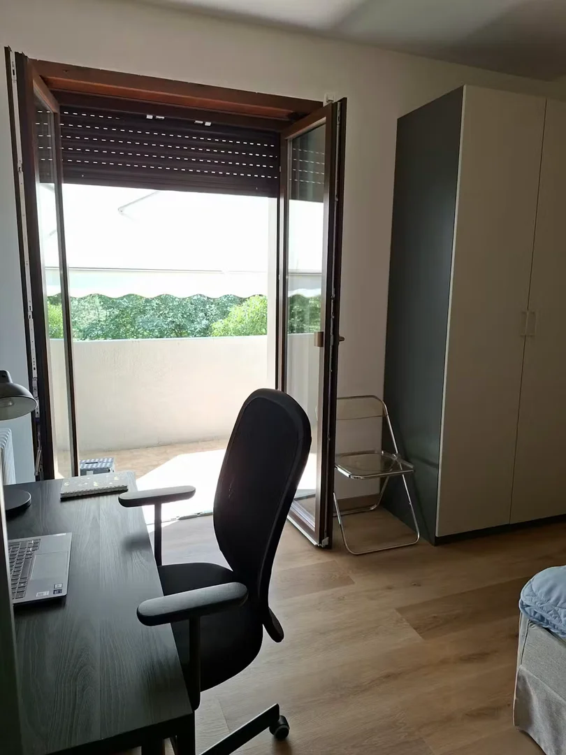 Bright and airy student room with easy university access in 