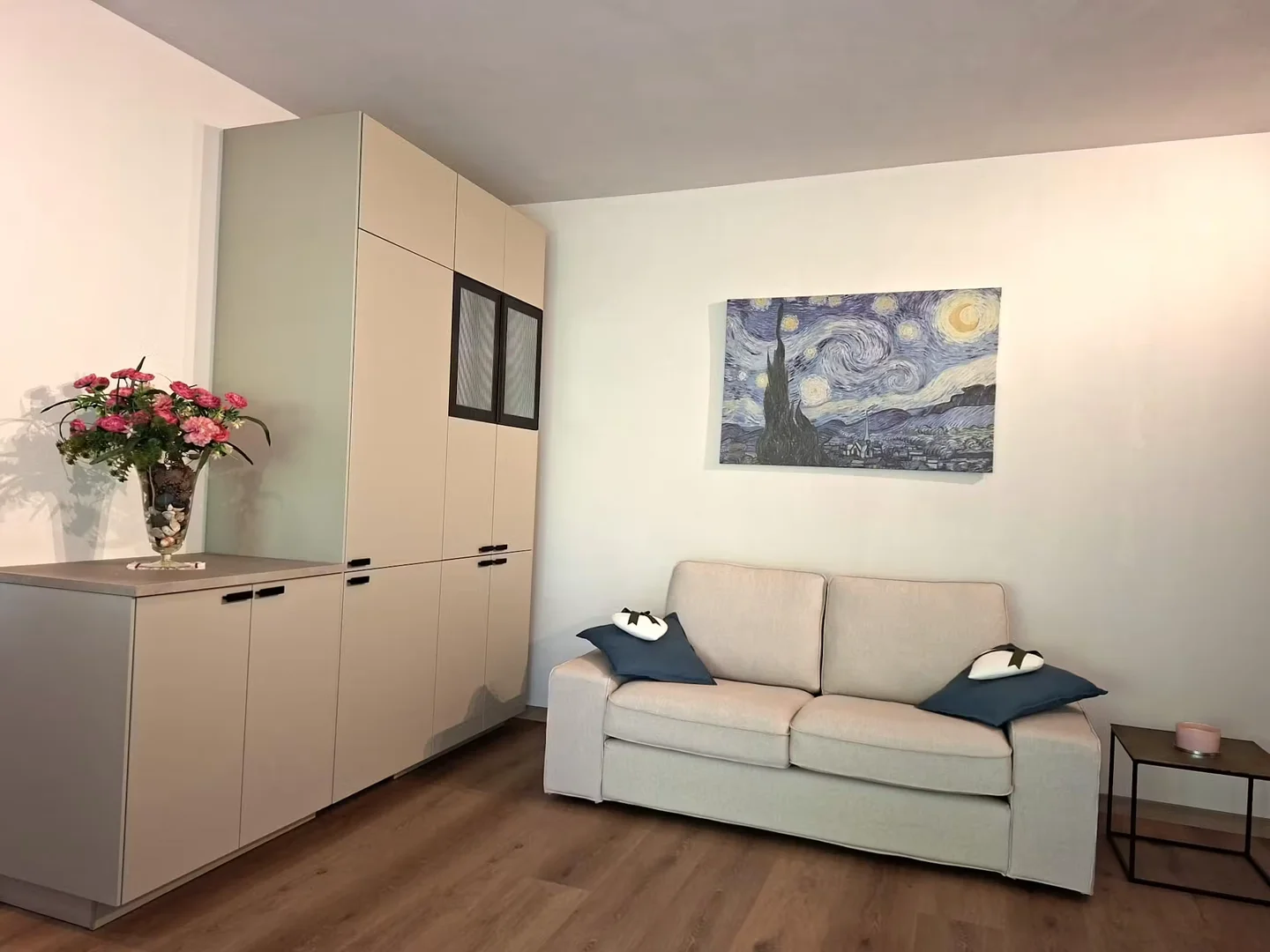 Functional student room perfect for studying in 