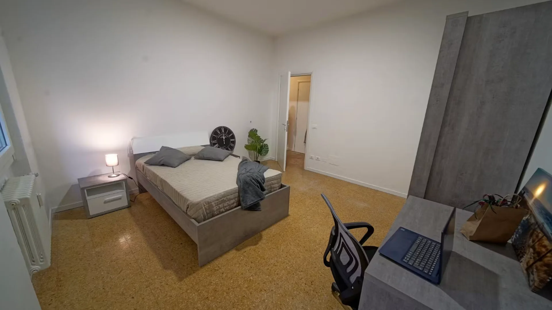 Stanza economica per studenti con ampia illuminazione in 