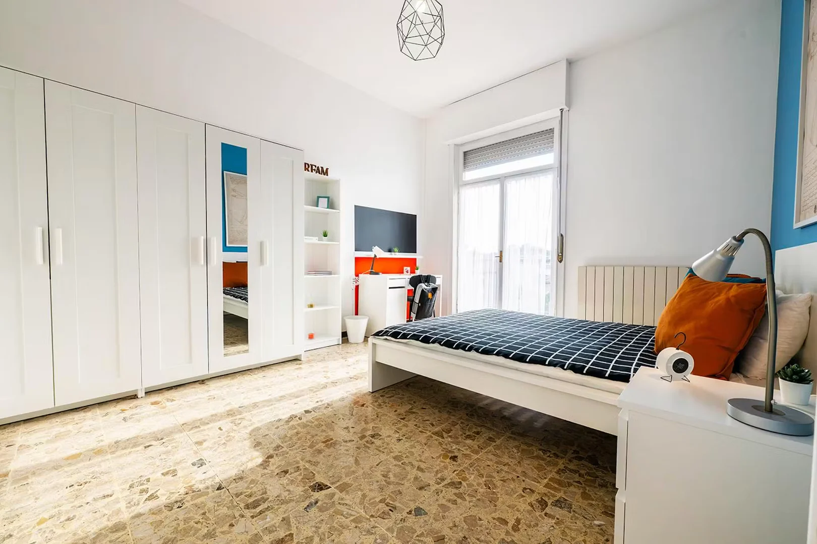  bölgesinde uygun konuma sahip ekonomik öğrenci odası