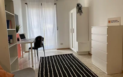 {area} de çift kişilik yataklı kiralık oda