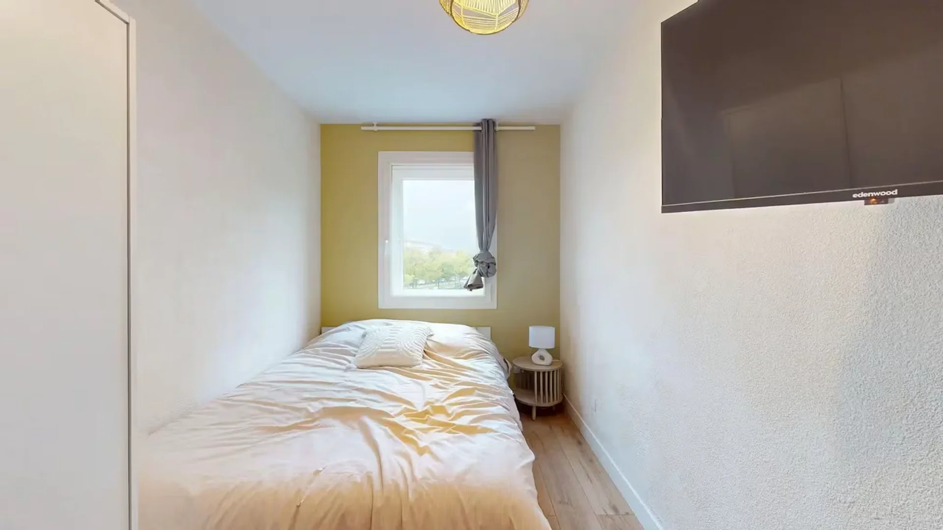 Economical student room with convenient location in