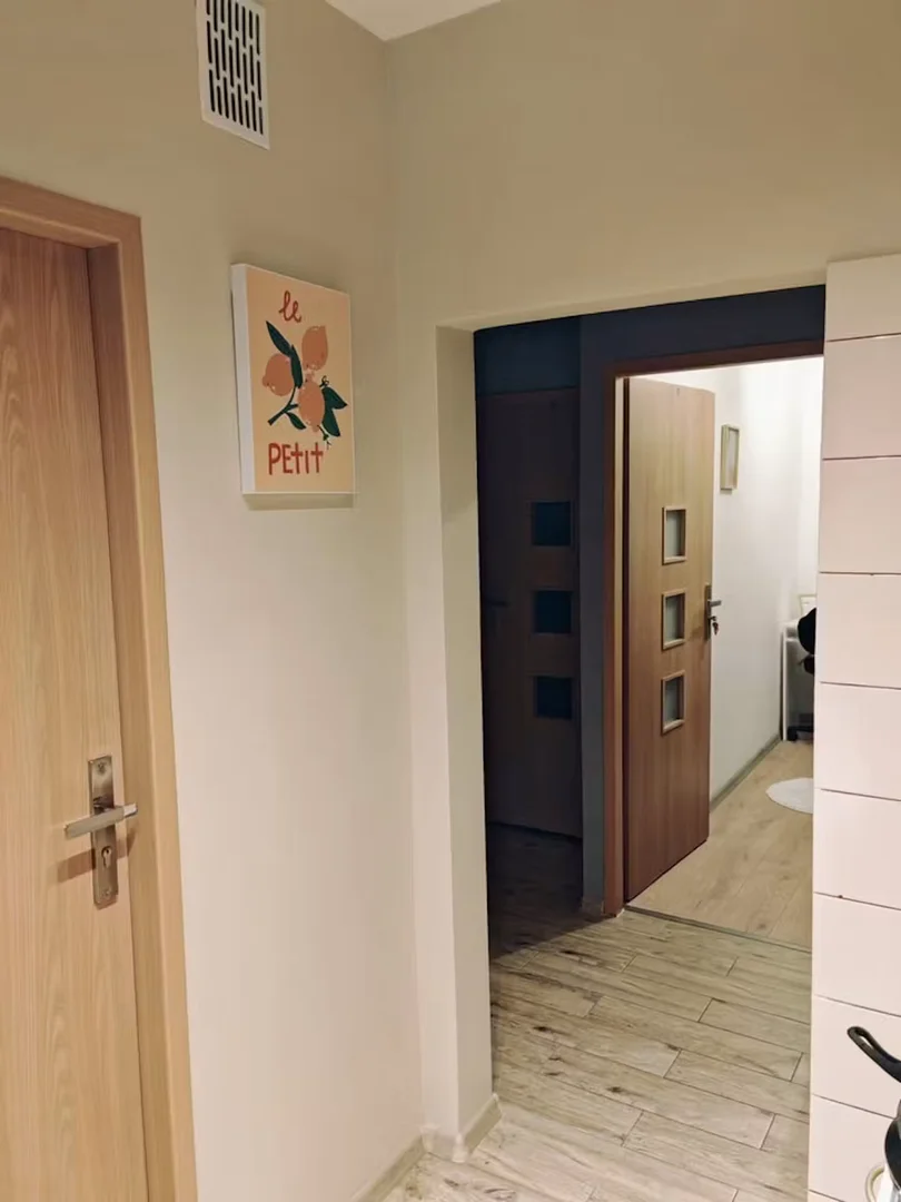 Funkcjonalny pokój studencki idealny do nauki w 
