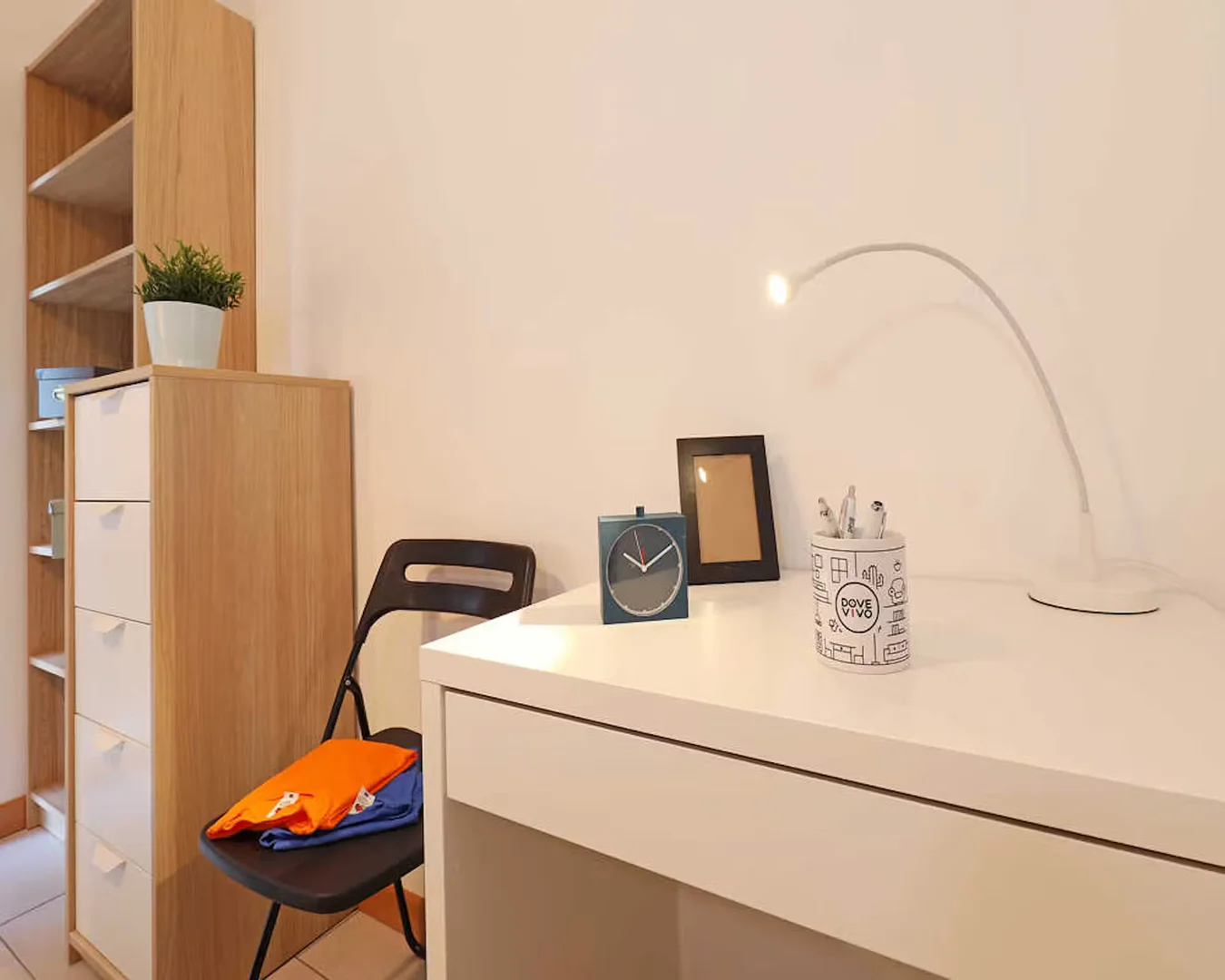 Habitación estudiantil funcional perfecta para estudiar en 