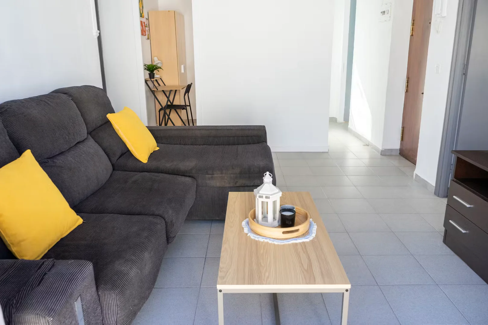 Bright and airy student room with easy university access in 