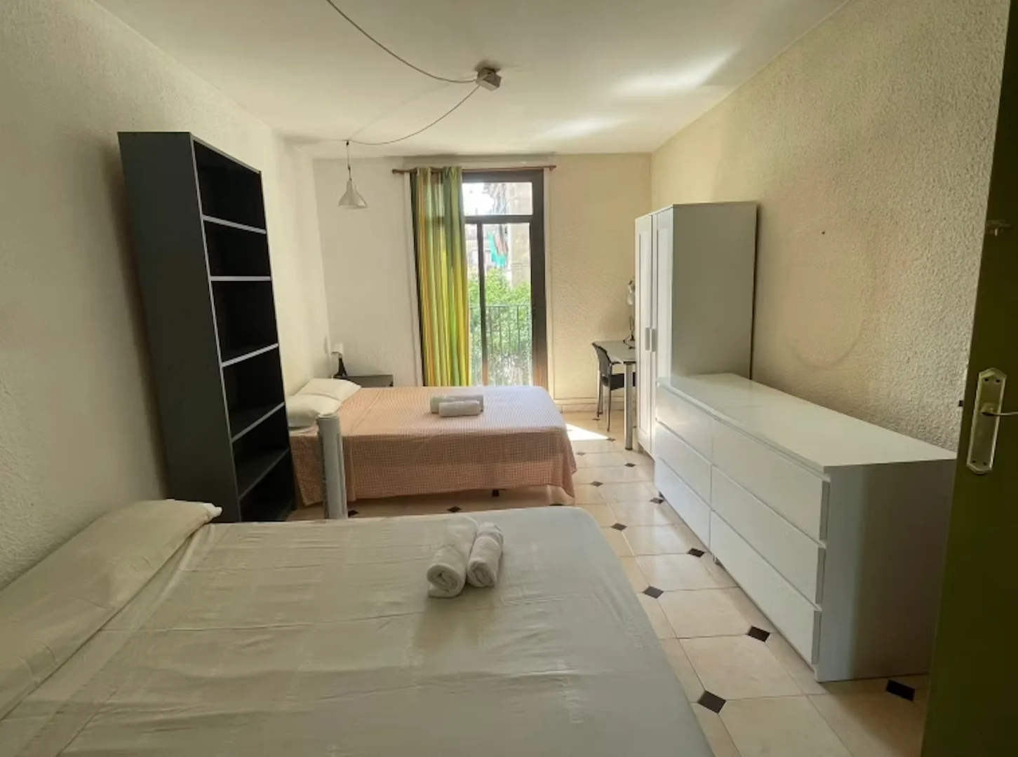 Functional student room perfect for studying in 