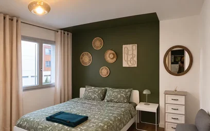 Alojamiento de 2 dormitorios en {area}