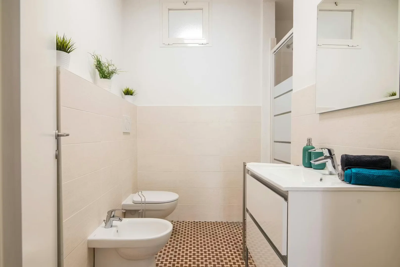 Comfortable and spacious student room in