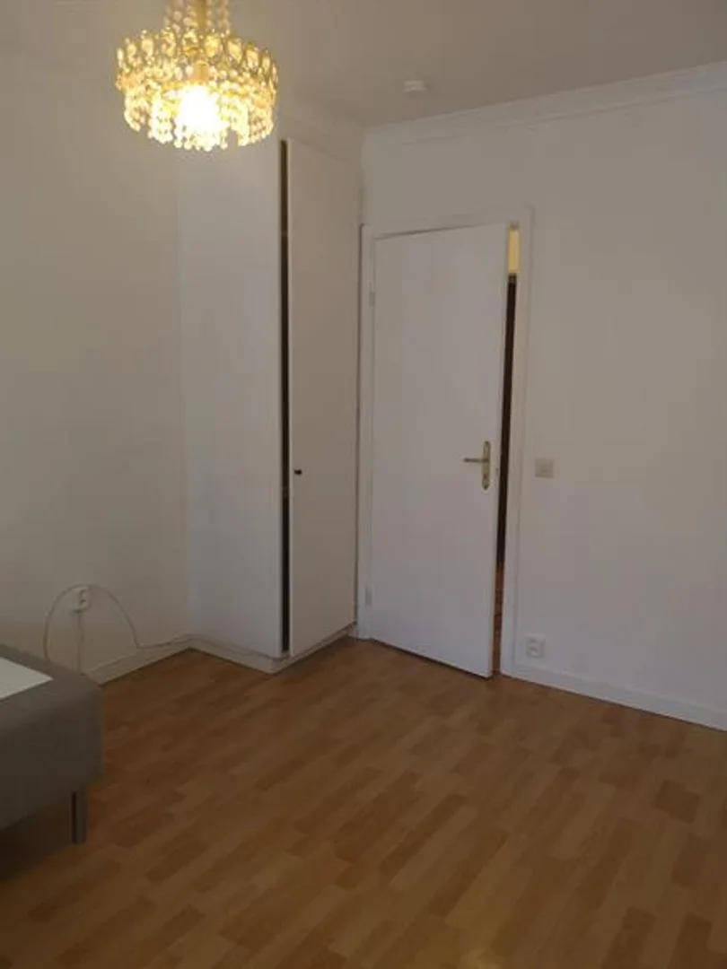 Chambre confortable pour étudiants disponible dans 