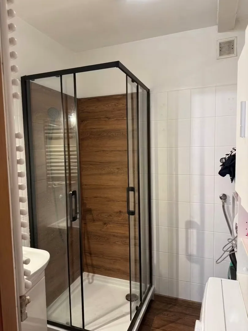 Habitación estudiantil luminosa y aireada con fácil acceso a la universidad en 