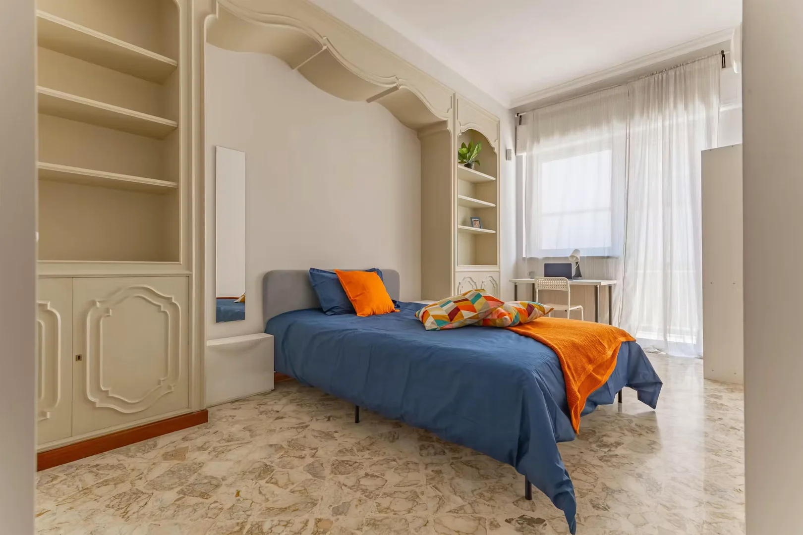 Habitación estudiantil amplia y cómoda en 