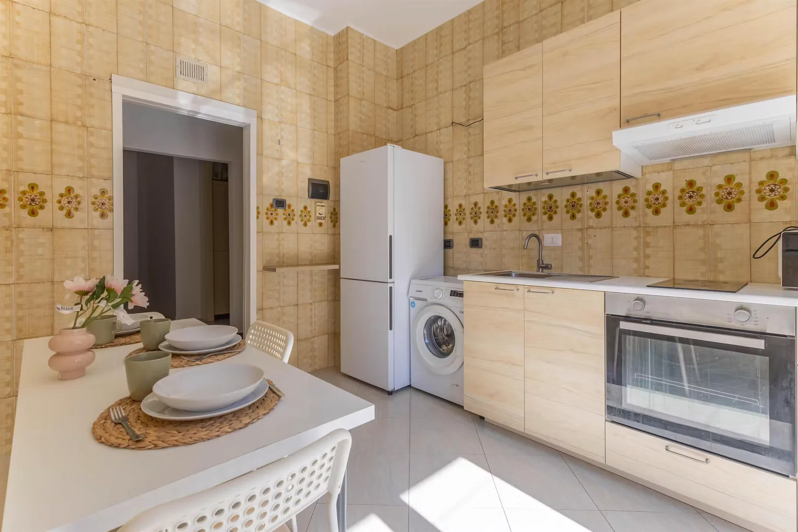 Habitación estudiantil funcional perfecta para estudiar en 