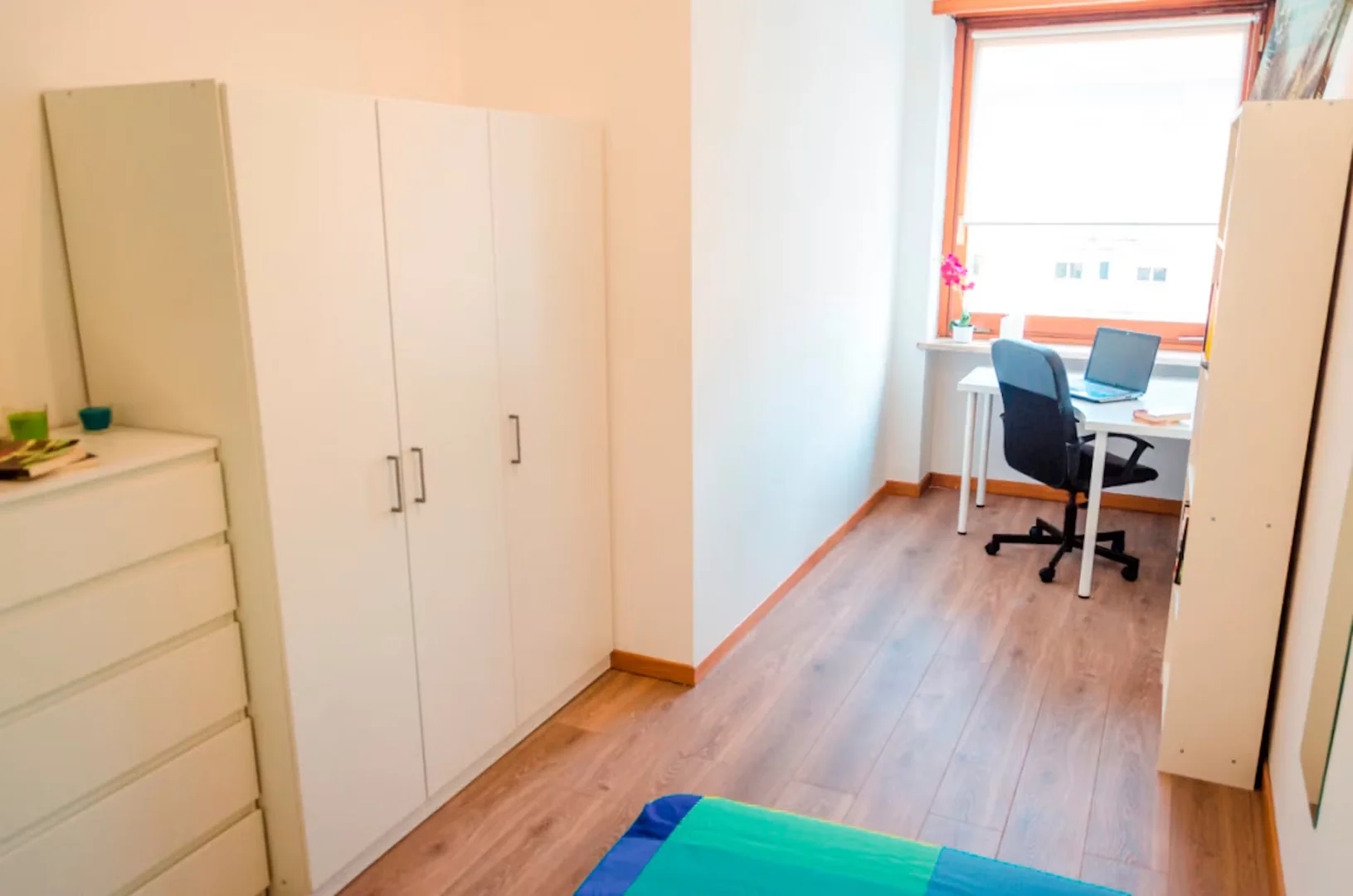 Bezahlbares Zimmer für Studenten mit ausreichender Beleuchtung in