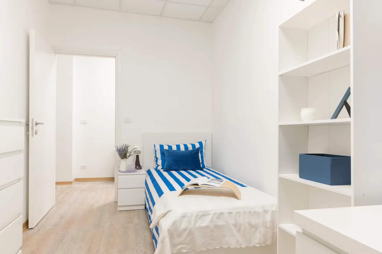 Stanza per studenti luminosa e ariosa con facile accesso all'università a