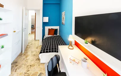 {area} de aylık kiralık oda