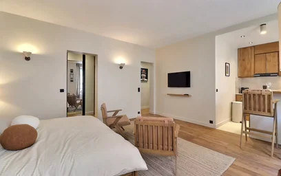 Entire apartment at Rue Jouvenet, 16th Arrondissement, image 9 of 10