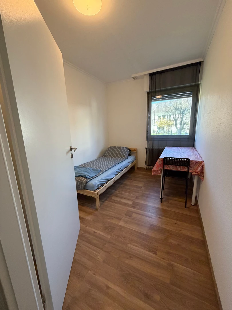 Quarto de estudante económico com localização conveniente em 