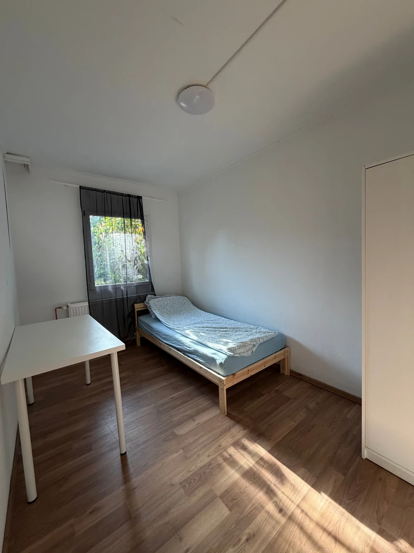 Quarto de estudante económico perto do campus em 