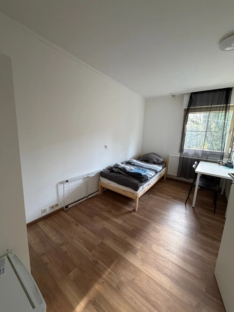 Quarto de estudante em  com área de estudo e instalações partilhadas