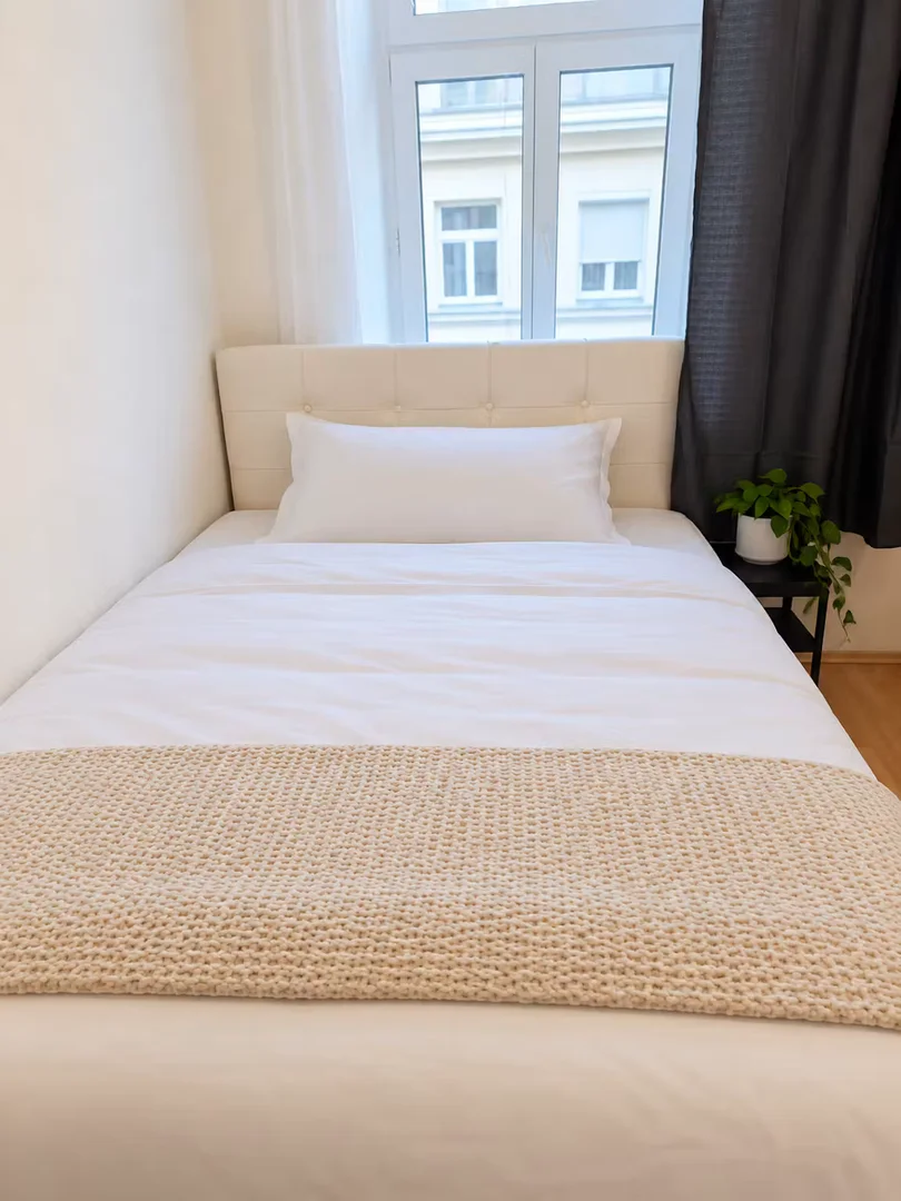 Quarto acessível para estudantes com iluminação ampla em 